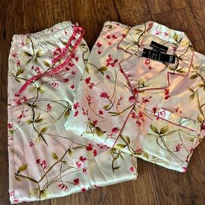 NWT Robert Louis womens 2piece pajama set Size L Silk blend and luxurious